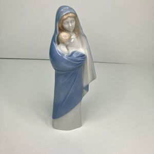 Sanmyro Japan Porcelain Mother Mary and Jesus Figurine Madonna 8.5” Excellent!